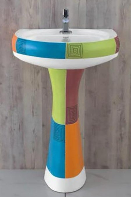 مغسل سيراميك مع عمود – تصميم فني ملون